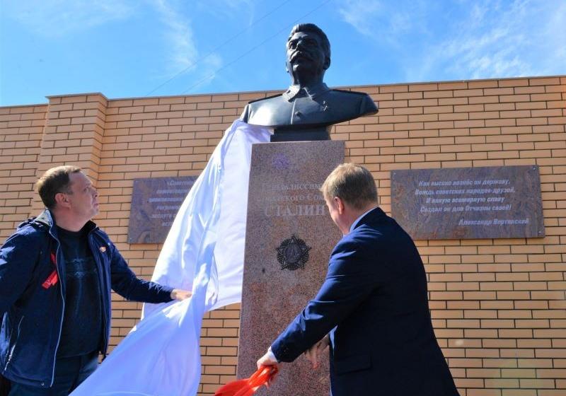 В Новосибирске открыт памятник Сталину