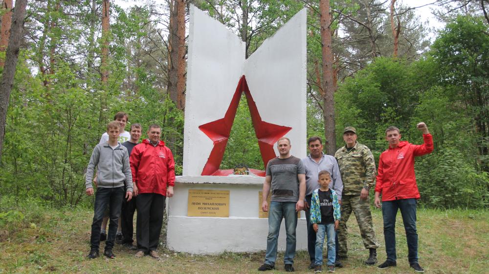 Псковские коммунисты привели в порядок монумент на месте гибели Поземского и памятник погибшим революционерам