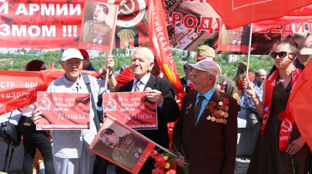 Саратовский флешмоб «Цвет Победы красный!»