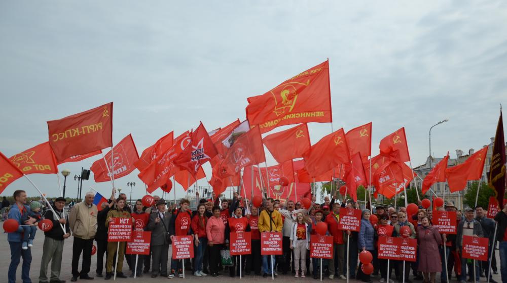 Астраханские коммунисты приняли участие в общегородском митинге профсоюзов
