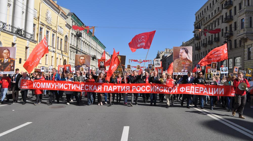 Красный День Победы. Колонна коммунистов, ветеранов и комсомольцев прошла по Невскому проспекту в Санкт-Петербурге