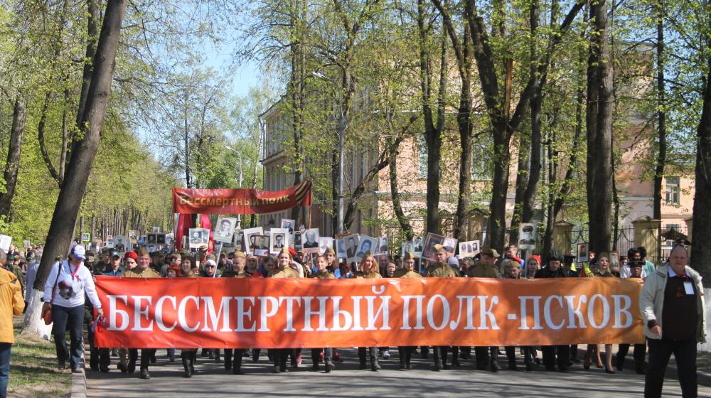 Коммунисты Пскова стали участниками парада в честь Дня Победы советского народа 