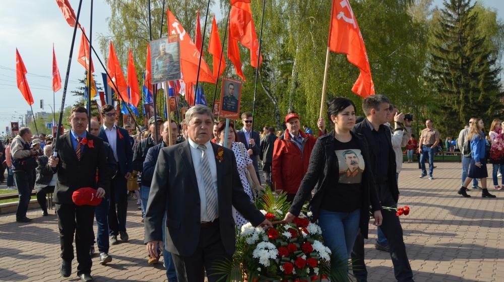 Коммунисты в Барнауле напомнили о цвете Знамени Победы и Верховном Главнокомандующем Сталине