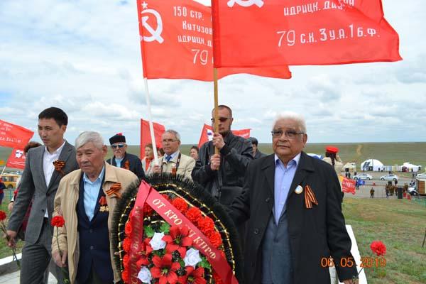 Коммунисты Калмыкии почтили память павших в боях за Родину
