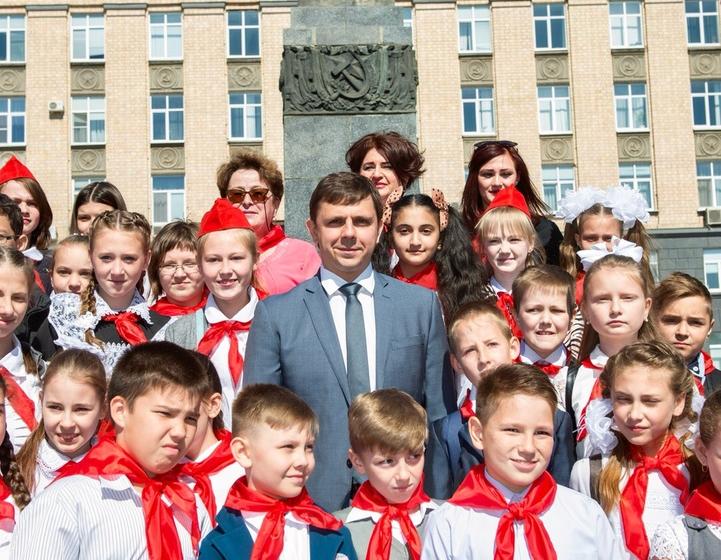 В Орле прошла торжественная линейка, посвященная 97-й годовщине пионерской организации