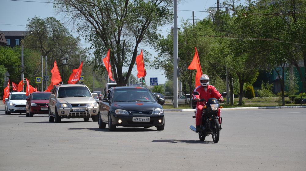 День Победы в Астрахани отметили автопробегом и митингом