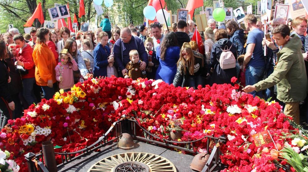 Ярославские коммунисты прошли под флагами Победы и СССР