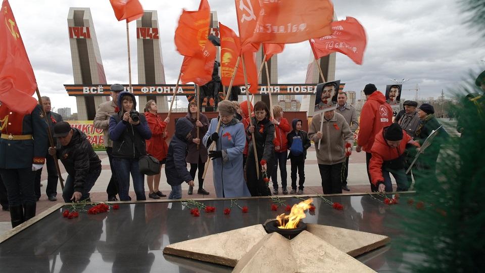 Коммунисты Забайкалья прошли в Бессмертном полку с копиями Знамени Победы