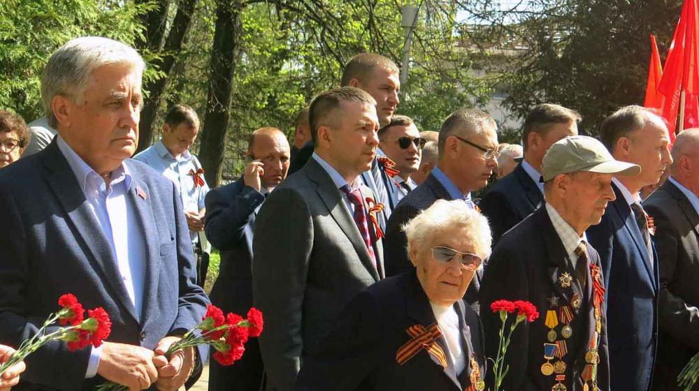 Республика Чувашия. В Чебоксарах коммунисты возложили цветы к Братской могиле воинов, умерших от ран в госпиталях во время Великой Отечественной войны