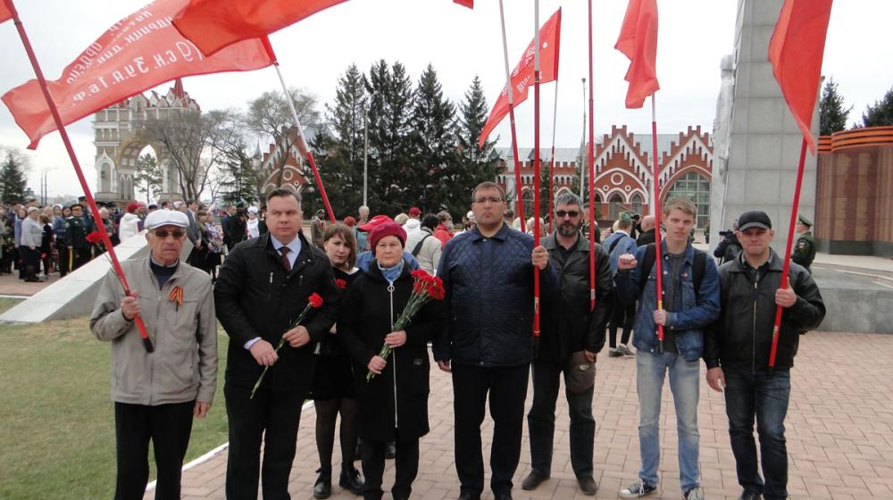 Амурская область. Коммунисты и комсомольцы Благовещенска и Благовещенского района возложили цветы к памятнику воинам-амурцам