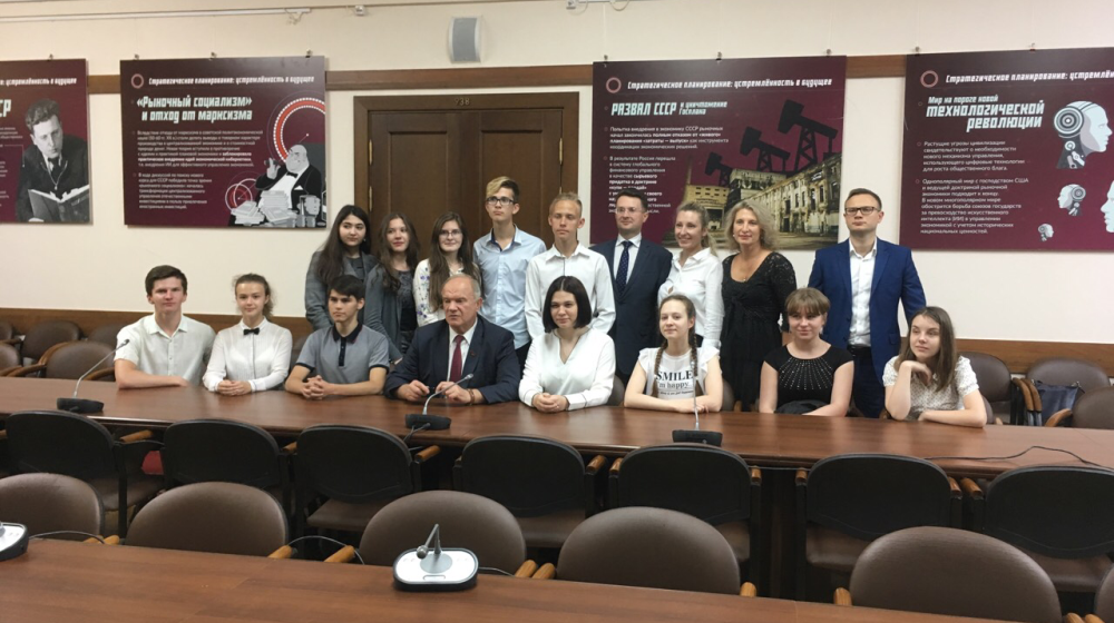 Нижегородские школьники при поддержке депутата Госдумы от КПРФ В.Н. Блоцкого посетили Москву