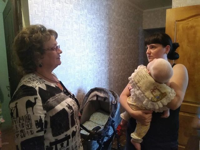Саратовская область. О.Н. Алимова пришла с подарками в гости к двум многодетным семьям