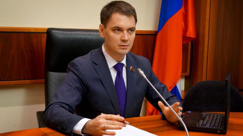 Депутат Госдумы от КПРФ Алексей Корниенко направил в генпрокуратуру запрос в связи с блокировкой счетов «Востокцемента». Парламентарии от ЕАО молчат