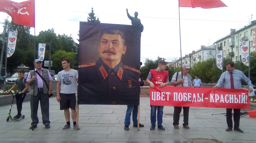 «Цвет Победы – красный!» Кировские коммунисты провели акцию против ревизии Дня Победы