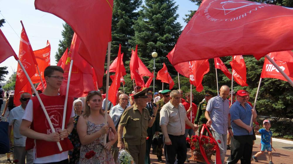 Республика Чувашия. В День памяти и скорби коммунисты возложили цветы к Монументу воинской славы