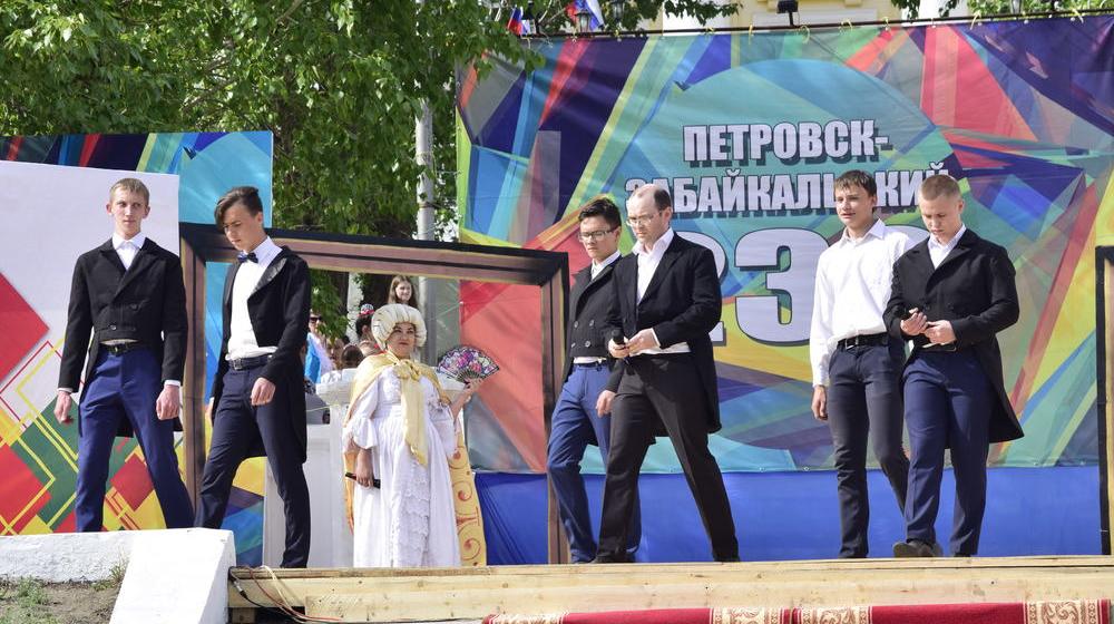 Владимир Поздняков приветствовал участников фестиваля «Во глубине сибирских руд…»