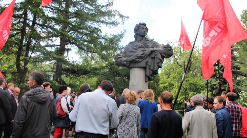 Челябинск. Делегация ЦК КПРФ и партийный актив УрФО возложили цветы к памятникам В.И. Ленину и А.С. Пушкину