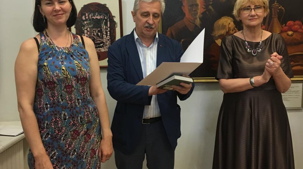 Краснодар. Депутат-коммунист Н.И. Осадчий накануне пушкинского юбилея и Дня русского языка поздравил кубанских поэтов в художественной галерее