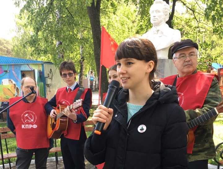 Коммунисты поздравили жителей Екатеринбурга с Днём русского языка