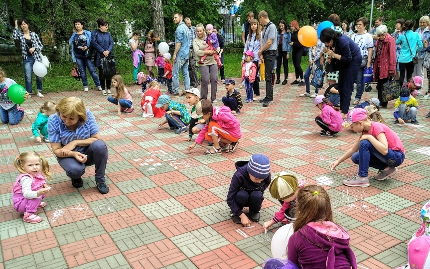 Курганские коммунисты в День защиты детей сделали подарок юным жителям областного центра