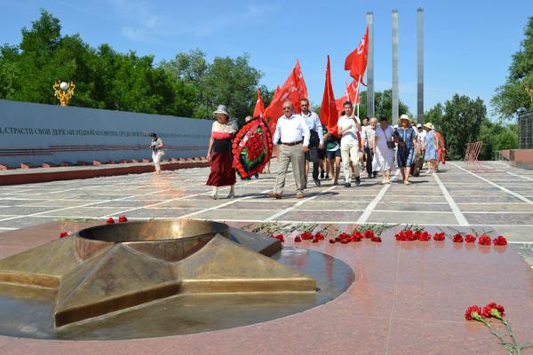 Коммунисты Калмыкии почтили память погибших в Великой Отечественной войне