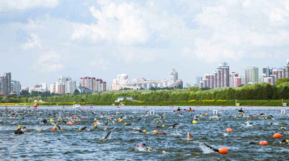 Около 1000 человек приняли участие в массовом заплыве спортклуба КПРФ на Москве-реке