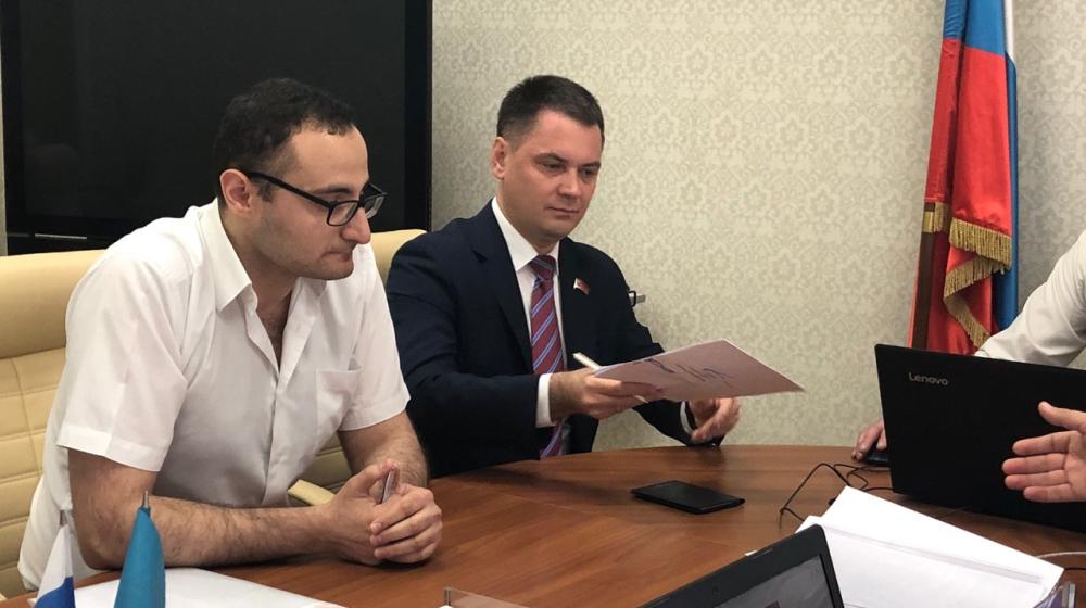 Депутат-коммунист Госдумы Алексей Корниенко сдал подписи, необходимые для преодоления муниципального фильтра, в Сахалинский Избирком