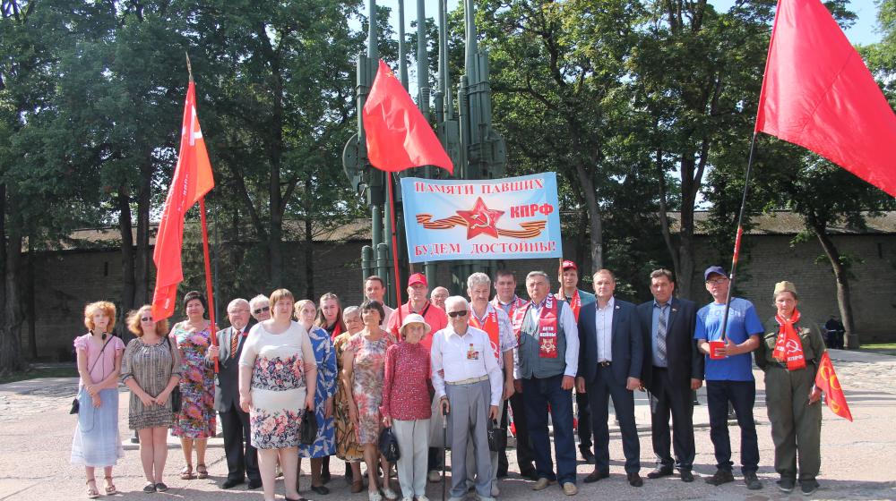Поклонимся великим тем годам: коммунисты Пскова отметили 75-летие освобождение города от немецко-фашистских захватчиков