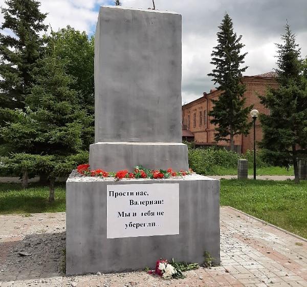 Памятник революционеру варварски разобрали на части в Новосибирской области