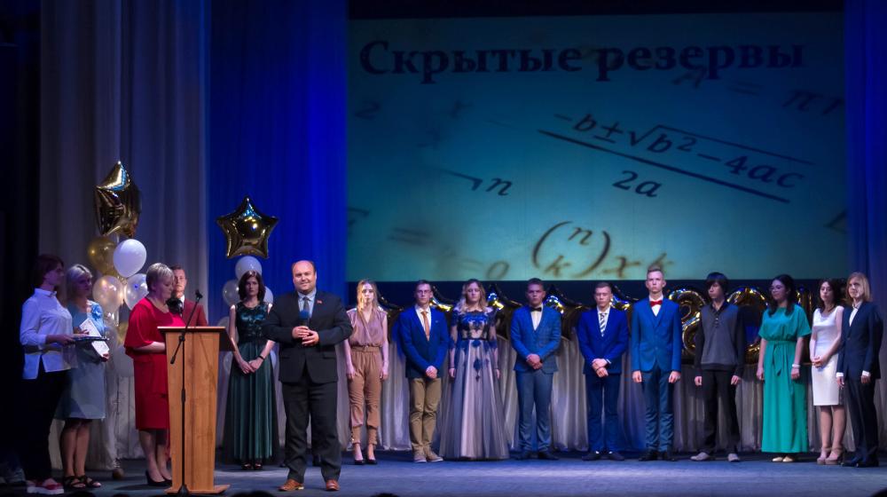 Стать истинными патриотами нашей Родины! Первый секретарь Рязанского обкома КПРФ Денис Сидоров дал напутствие выпускникам школы №39 города Рязани