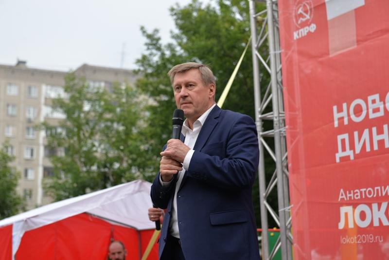 Новосибирск. Анатолий Локоть провел первую дворовую встречу с избирателями