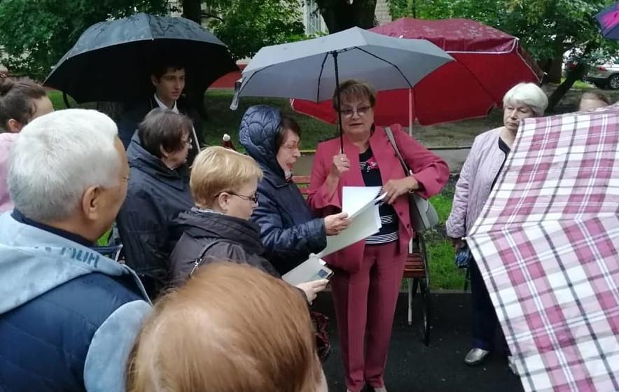 Депутат-коммунист Госдумы Ольга Алимова провела встречу с москвичами