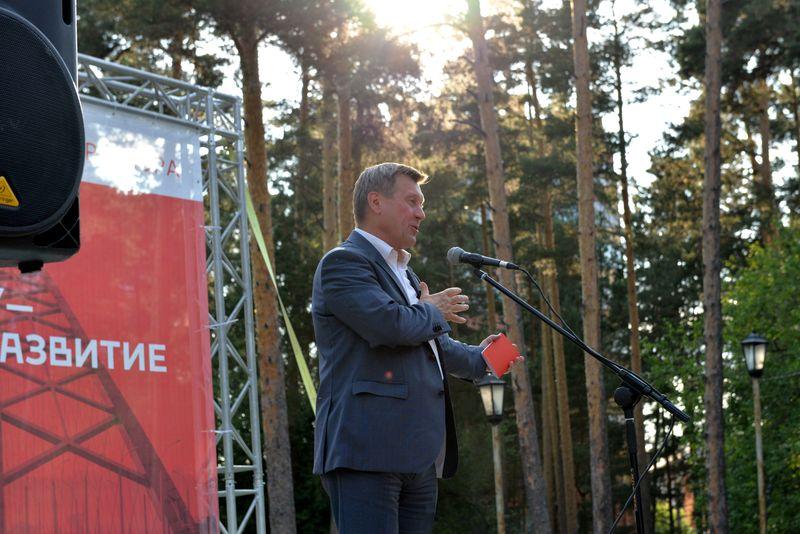 Кандидат в мэры Новосибирска Анатолий Локоть первым встретился с избирателями
