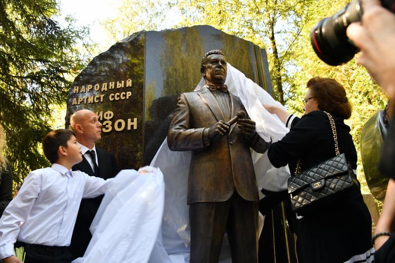 На Востряковском кладбище открыт памятник Иосифу Кобзону