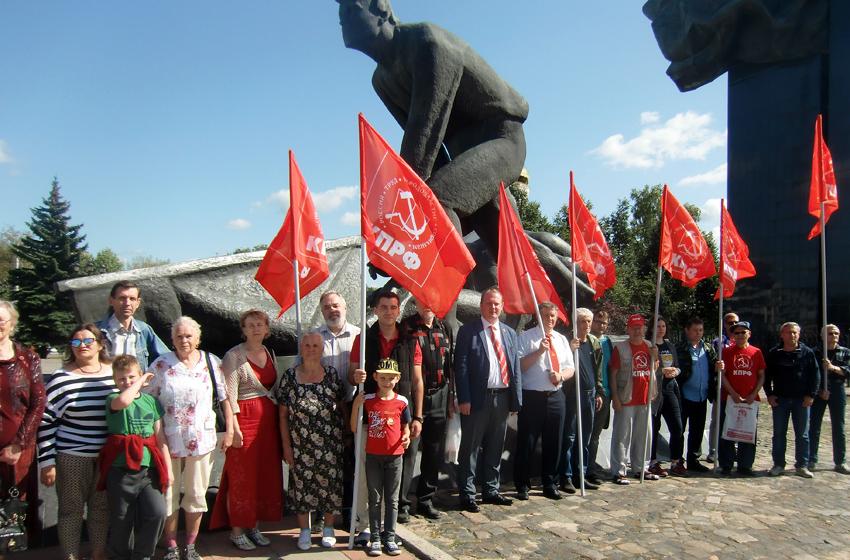В Иваново прошел митинг, посвящённый памяти расстрелянных рабочих 10 (23) августа 1915 года