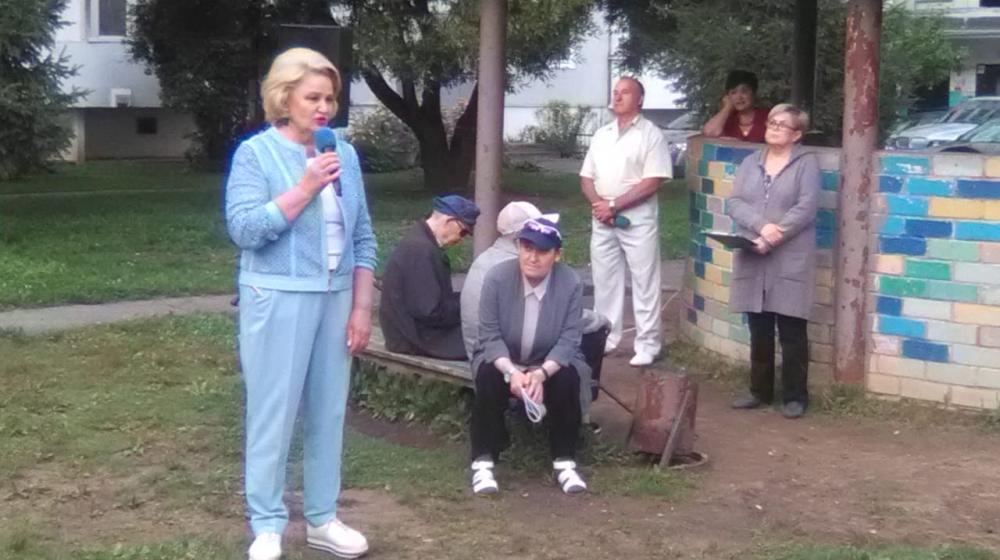 Нина Останина проводит встречи с жителями Великого Новгорода