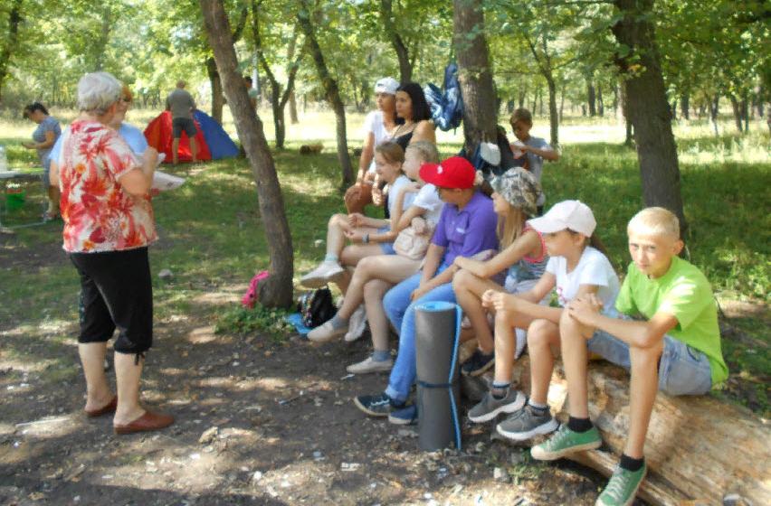 Саратовская область. Город Энгельс. Комсомольцы организовали для пионеров туристический поход