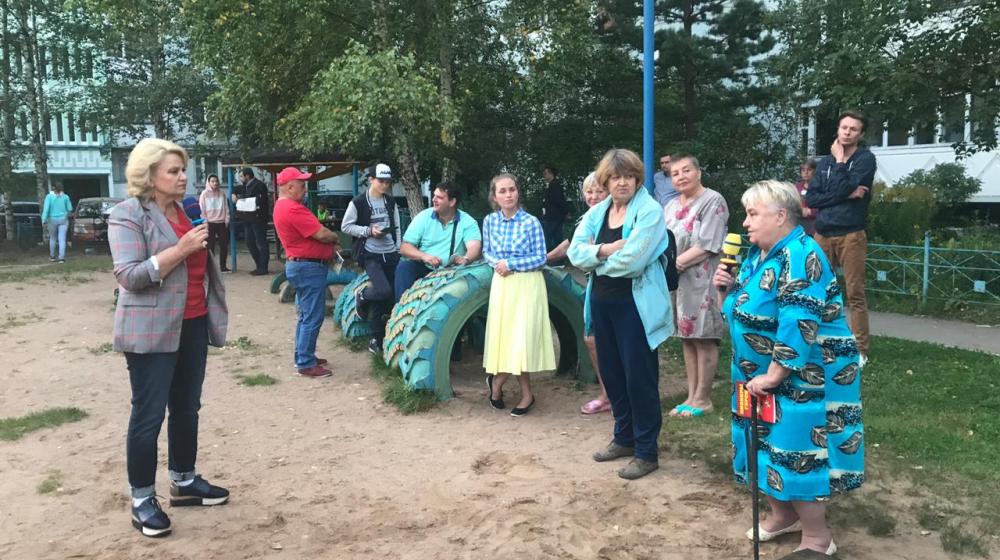 Нина Останина продолжает встречи с жителями Великого Новгорода