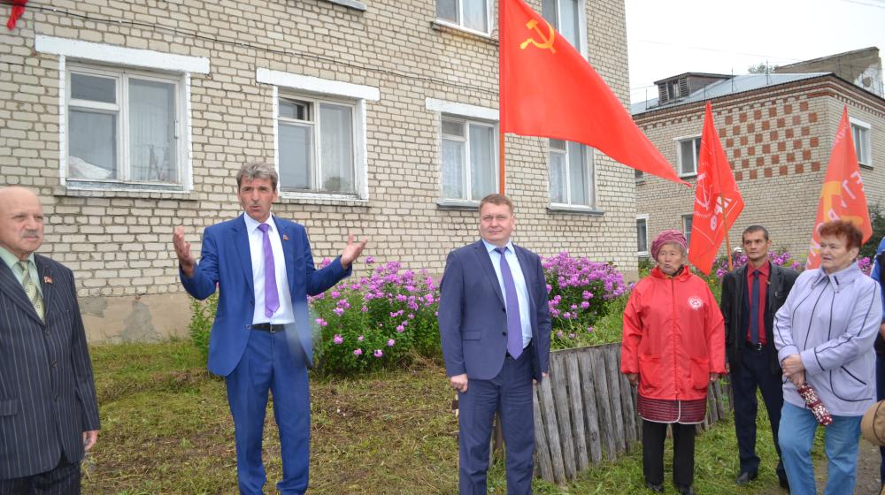 Нижегородские коммунисты открыли в Шахунье мемориальную доску И.В. Сталину