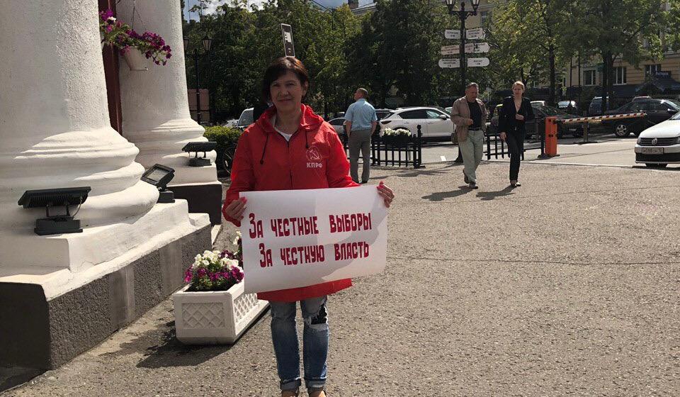 В Петрозаводске активисты КПРФ провели серию одиночных пикетов за честные выборы 