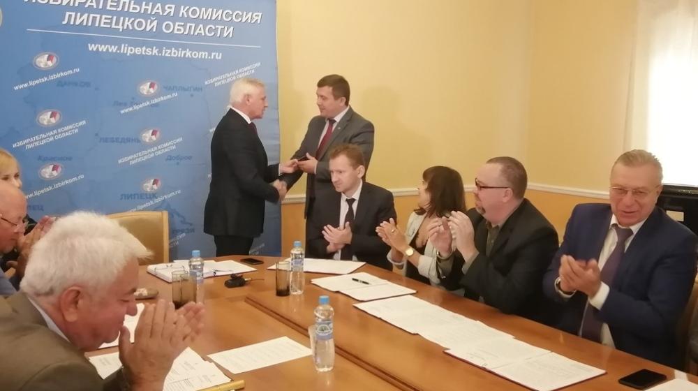 Кандидату от КПРФ Сергею Токареву вручили удостоверение кандидата на должность главы администрации Липецкой области