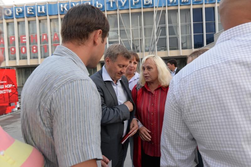 Выборы в Новосибирске. Кандидат в мэры Анатолий Локоть встретился с дзержинцами