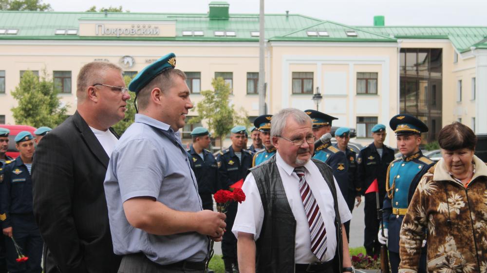 Память о подвигах. Коммунисты Пскова провели автопробег в день ВДВ