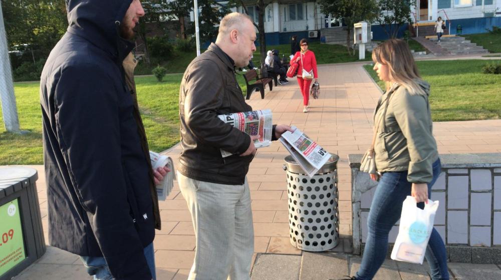 «Красные в городе!». Московские коммунисты активно раздают агитационную продукцию на улицах российской столицы