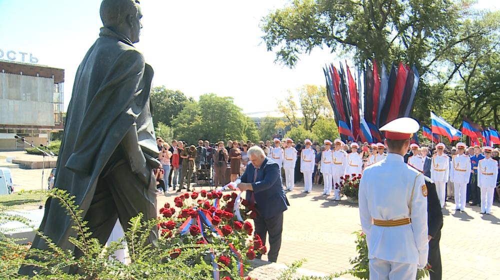 «Родина у нас у всех одна – Россия». Делегация ЦК КПРФ посетила Донецк