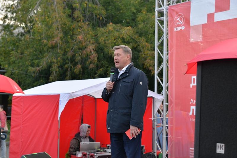 Новосибирск. Финальная встреча Анатолия Локтя с избирателями прошла в Первомайском сквере