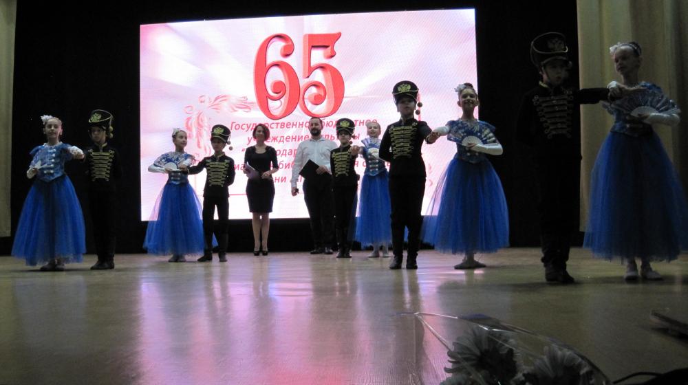Краснодарский край. Коммунисты-депутаты поздравили краевую библиотеку с юбилеем