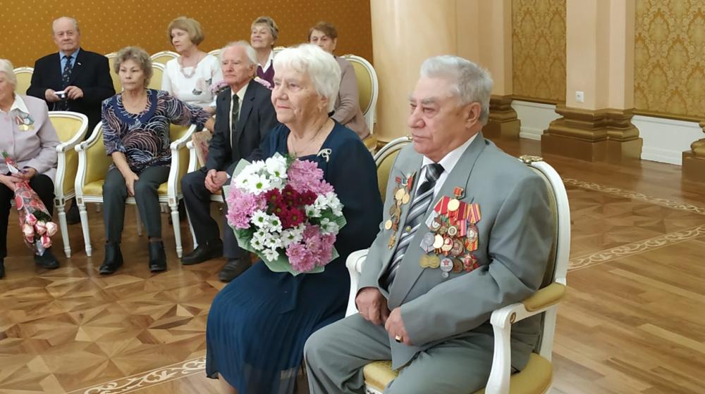 Депутат-коммунист Тюменской облдумы Т.Н. Казанцева поздравила  председателя общественной организации «Дети войны» И.Ф. Шашкова и его жену В.Т. Шашкову с бриллиантовой свадьбой