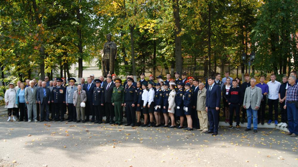 Кировские коммунисты возложили цветы к памятнику Феликсу Дзержинскому