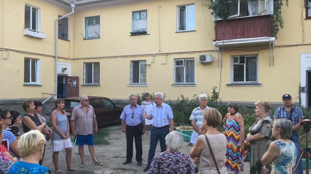 Республика Крым. Коммунист-депутат Госдумы Н.И. Осадчий провел встречи во дворах города-героя Керчь